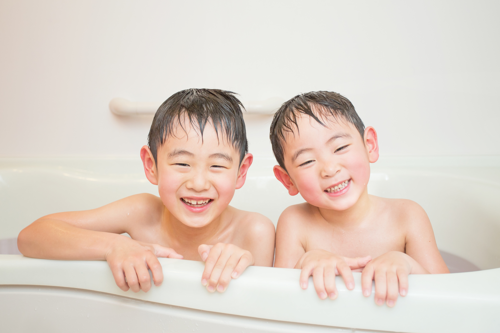 親子が一緒にお風呂に入っている写真